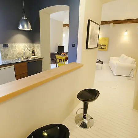 The Big Blue - Old Town Center Apartment *